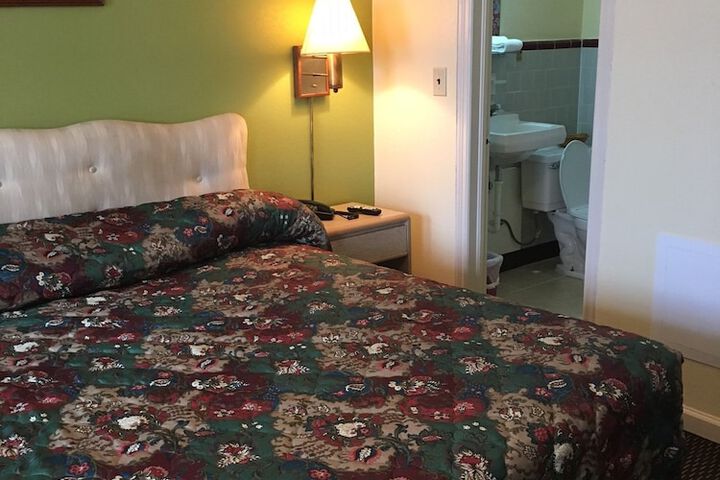 Room 7 of 9