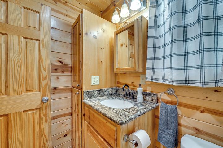 Hot Tub & Deck: Broken Bow azalea House'