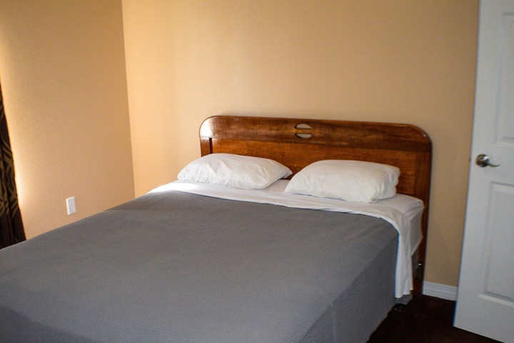 Room 6 of 9
