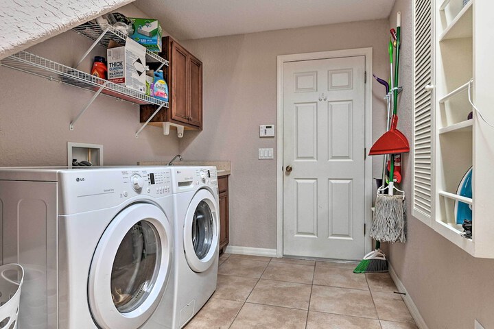 Elegant Valrico Home 15 Mi to Downtown Tampa!