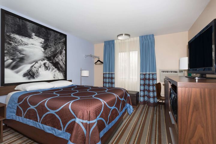 Room 8 of 15