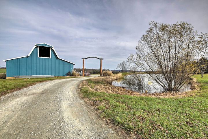 Farm-style Ste. Genevieve Retreat w / Fire Pit!