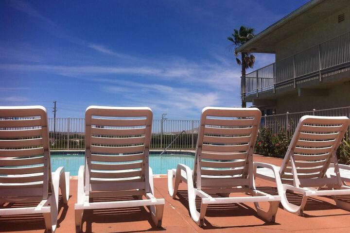 Hilltop Inn & Suites