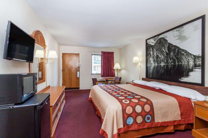 Room 11 of 18
