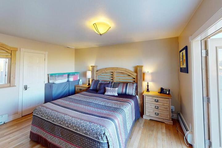 Tacit Shadow Resort Shangri-La King Suite Gym, Coffee Bar, Hot-Tub, Free Laundry, Food Available