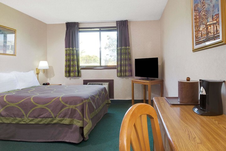 Super 8 by Wyndham Kenmore / Buffalo/Niagara Falls Area