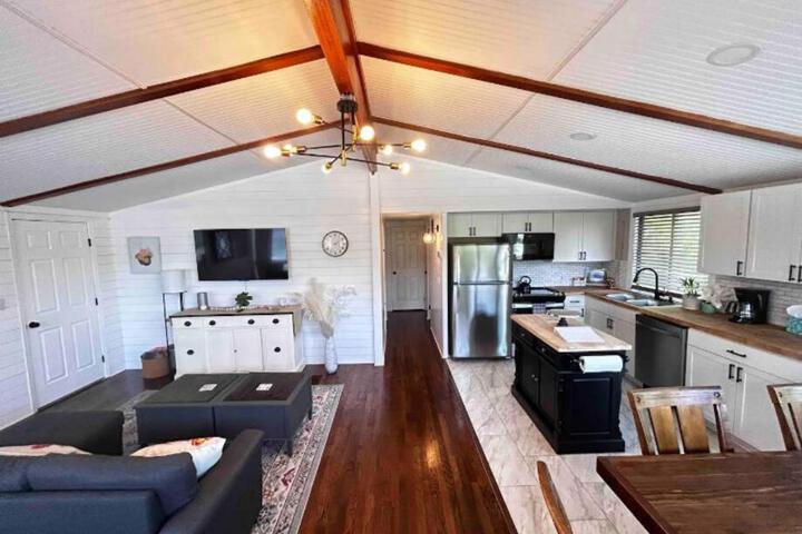 8th Street Haven - 3 bedroom House in DT Hamilton