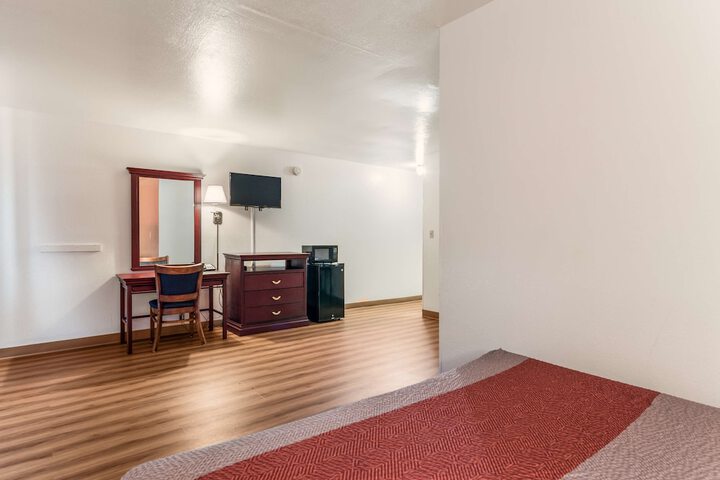 Room 27 of 32