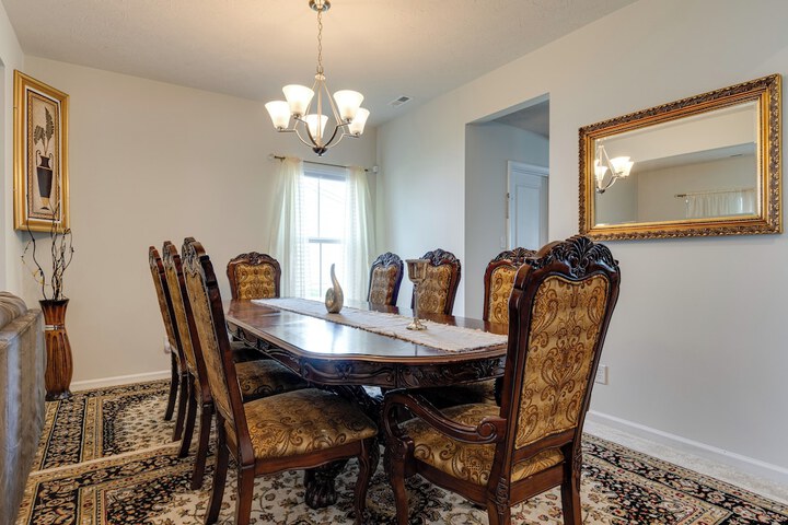 Spacious Home w / Fireplace - Near Golf!