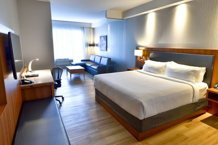 Room 9 of 32