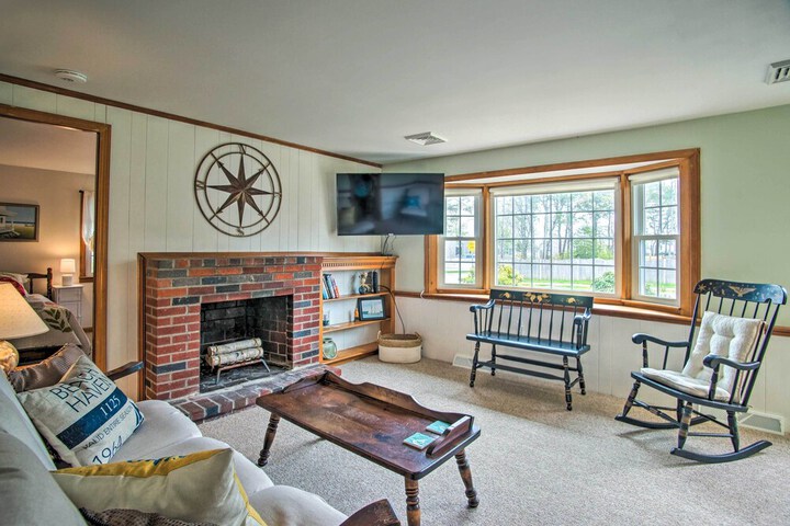 Traditional Cape Cod Cottage: Walk to Beach!