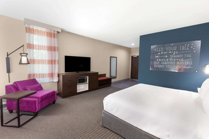 La Quinta Inn & Suites by Wyndham Houston East at Sheldon Rd