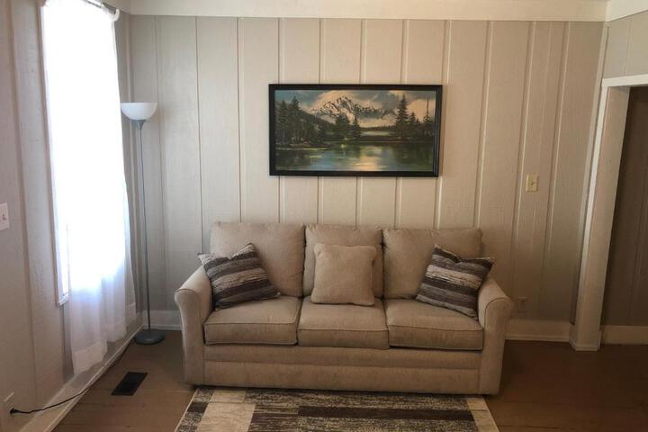 Downtown 2 Bedroom Cottage Sleeps 6, Walking Distance to Honeywell, Downtown Restaurants, Shopping