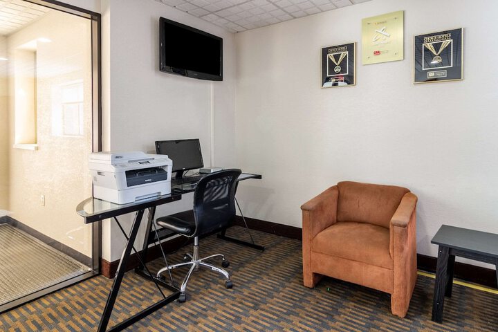 Business Center 33 of 38