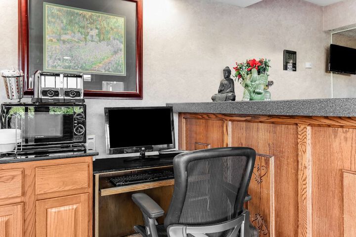 Business Center 28 of 28