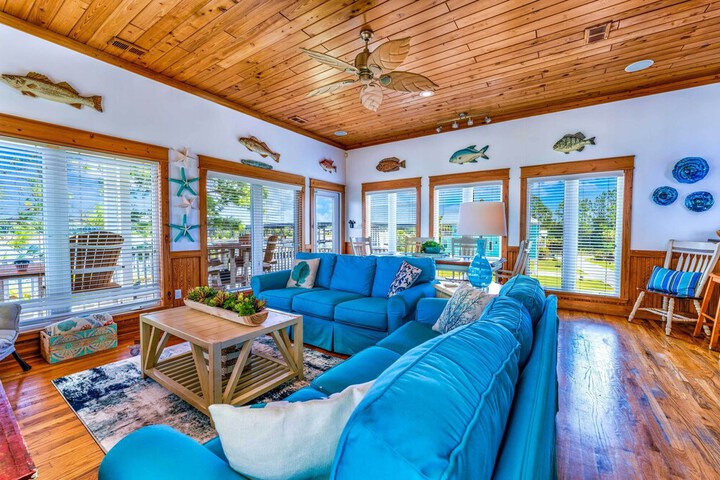 Riverfront Carrabelle Home w / Furnished Patio!