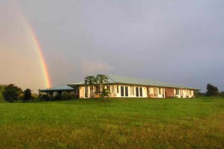 Puumoi Pink House and Sunrise Studio
