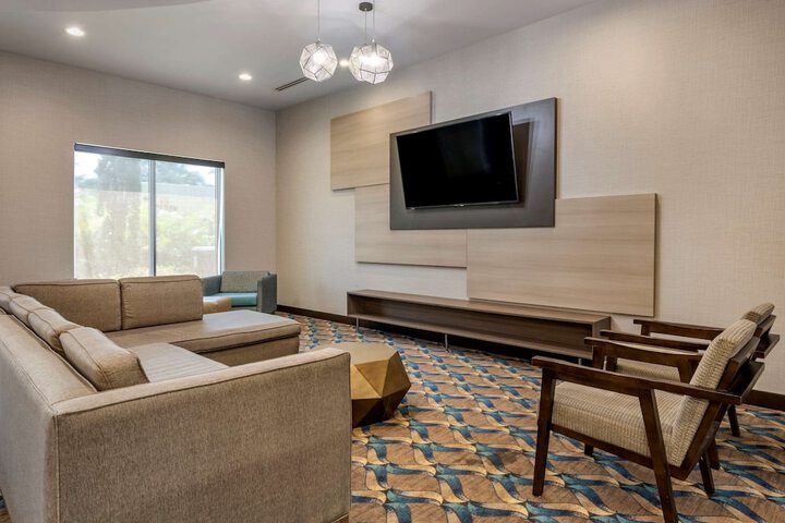 Comfort Suites Fort Lauderdale Airport & Cruise Port