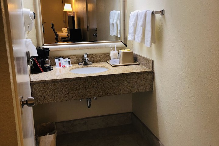 Room 13 of 40