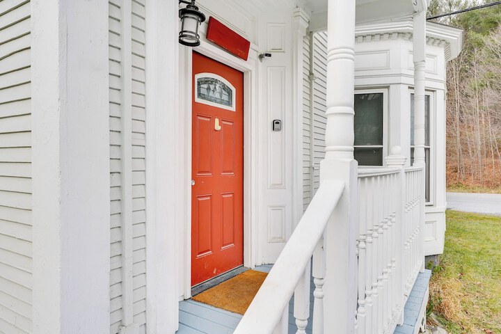 Ludlow Townhome: 3 Mi to Okemo Mountain!