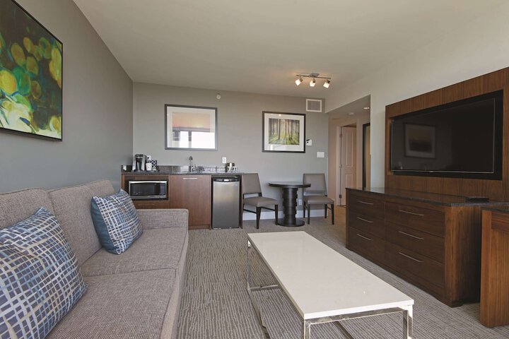 DoubleTree by Hilton Hotel & Suites Victoria
