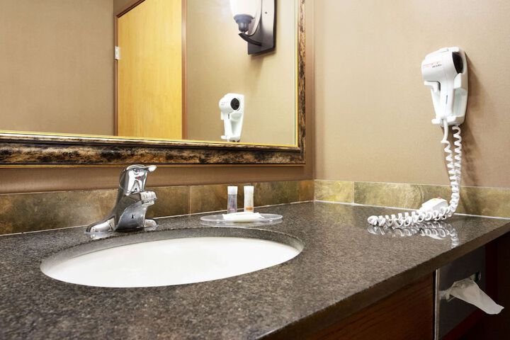 Days Inn & Suites by Wyndham Strathmore