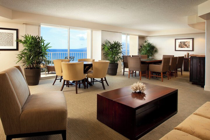 Lounge 207 of 247