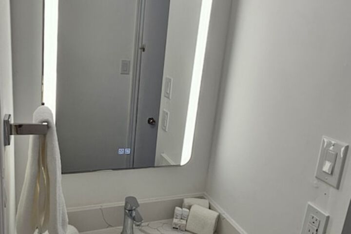 Room 6 of 28