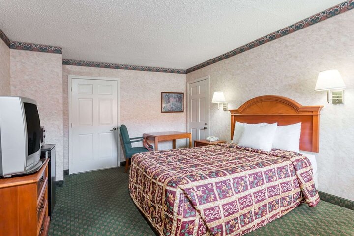 Room 8 of 16