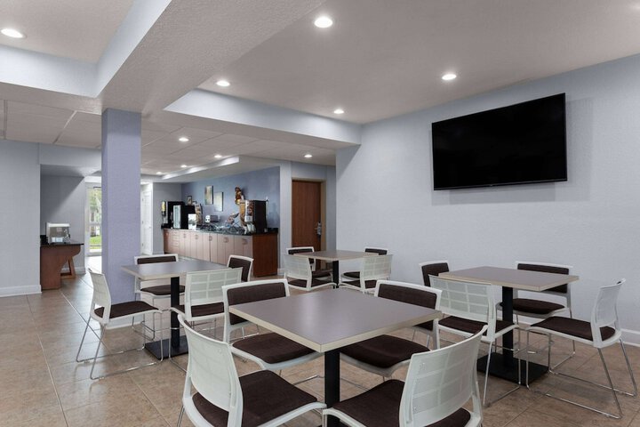 Microtel Inn & Suites by Wyndham Zephyrhills