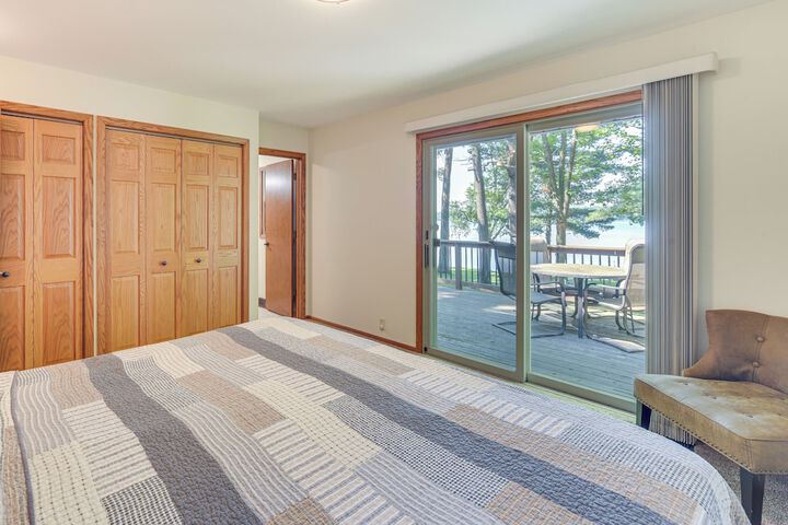 Spacious Luxury Cabin w / Deck & Dock on Bone Lake