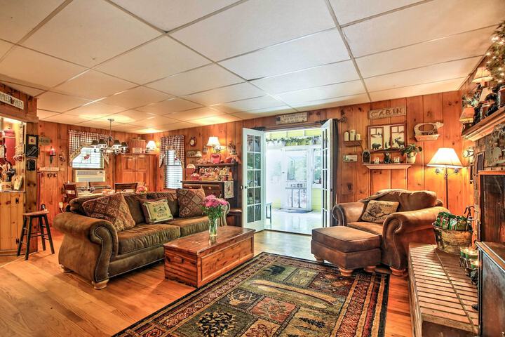 Pet-friendly Cabin w / Fire Pit BBQ & Great Deck!