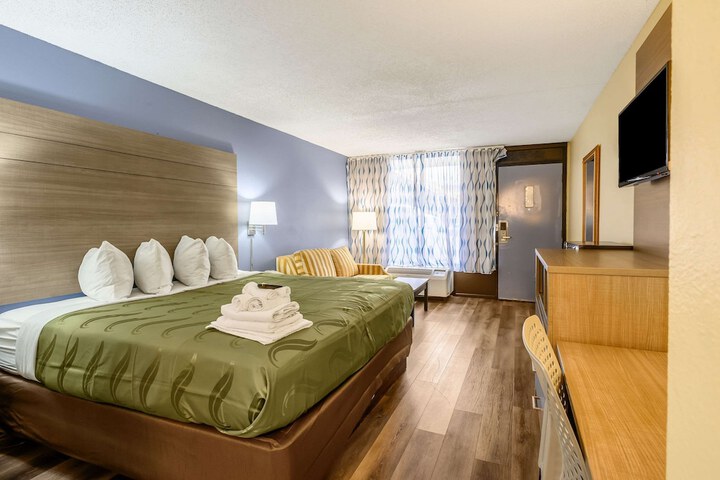 Room 12 of 33