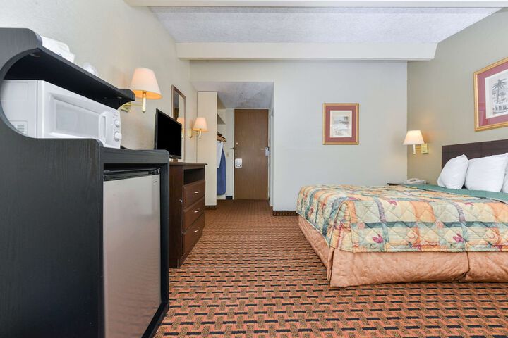 Room 27 of 34