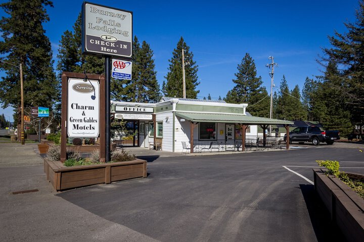Green Gables Motel & Suites