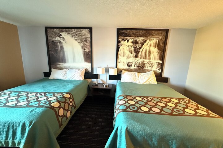 Super 8 by Wyndham Reedsburg