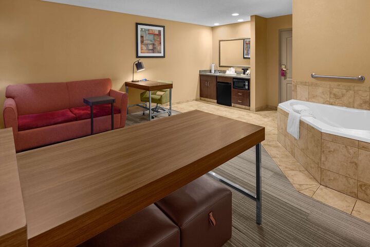 Lounge 40 of 45
