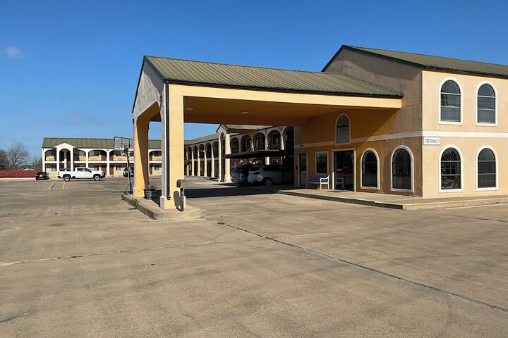 Executive Inn & Suites