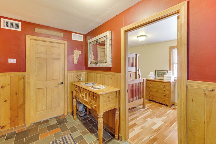 Jeffersonville Home w / Deck Near Hiking & Climbing