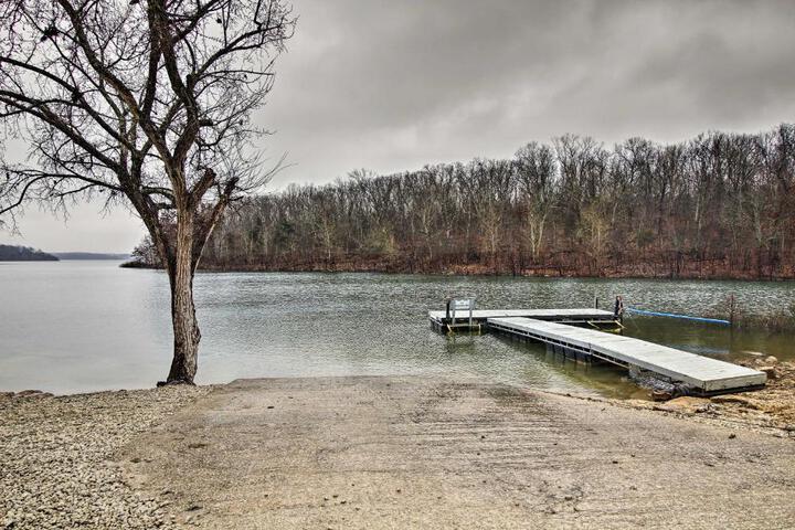 Stockton Lake Escape w / Kitchen Half Mile to Lake