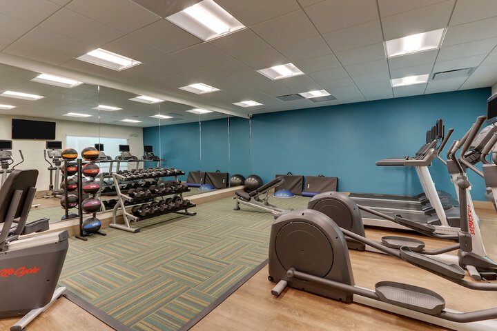 Holiday Inn Express & Suites Roanoke – Civic Center by IHG