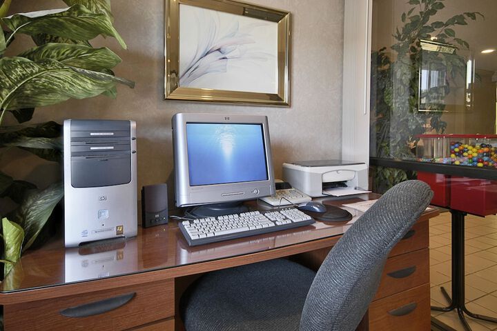Business Center 17 of 18