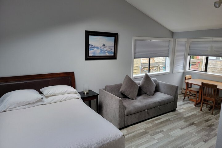 The Waves / The Argonauta Inn/The White Heron Lodge