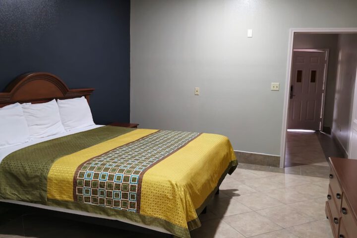 Room 83 of 121