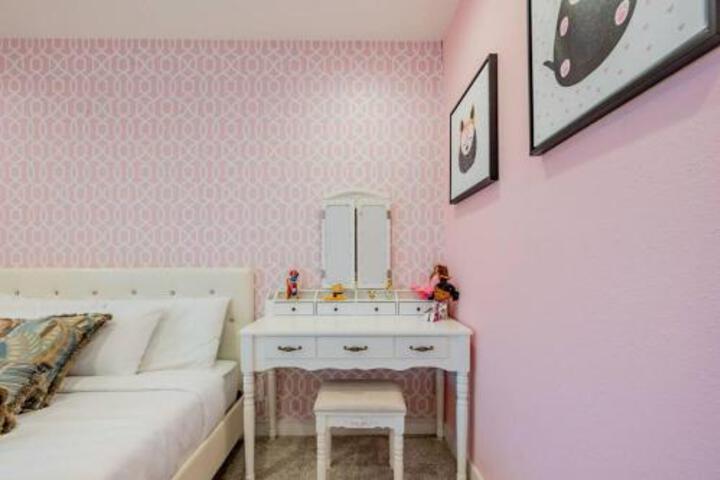 Luxurious 5B4B Home with Pool and View
