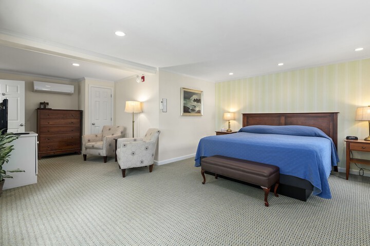 Room 11 of 77