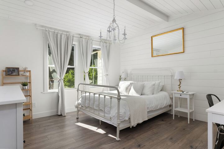 Serene 5BR Farmhouse Retreat Shoreline
