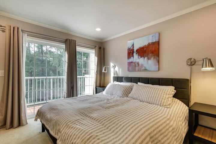 Lake Oswego Home w / Deck 9 Mi to Downtown Portland