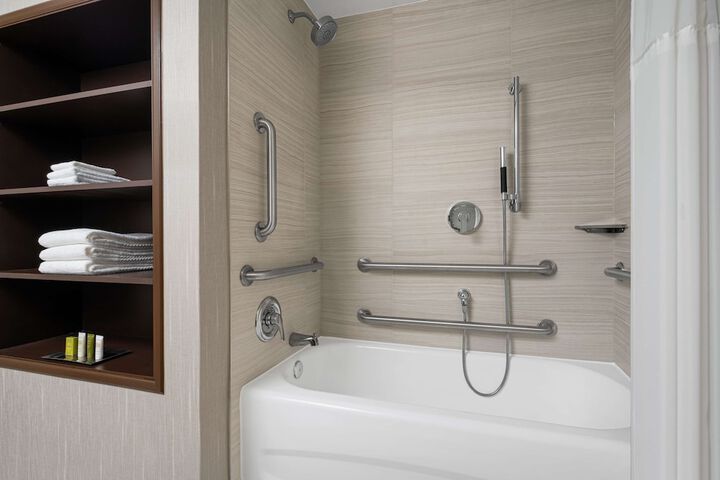 Hilton Indianapolis Hotel & Suites