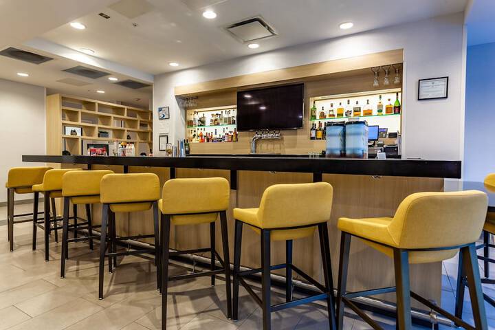 Lounge 73 of 82